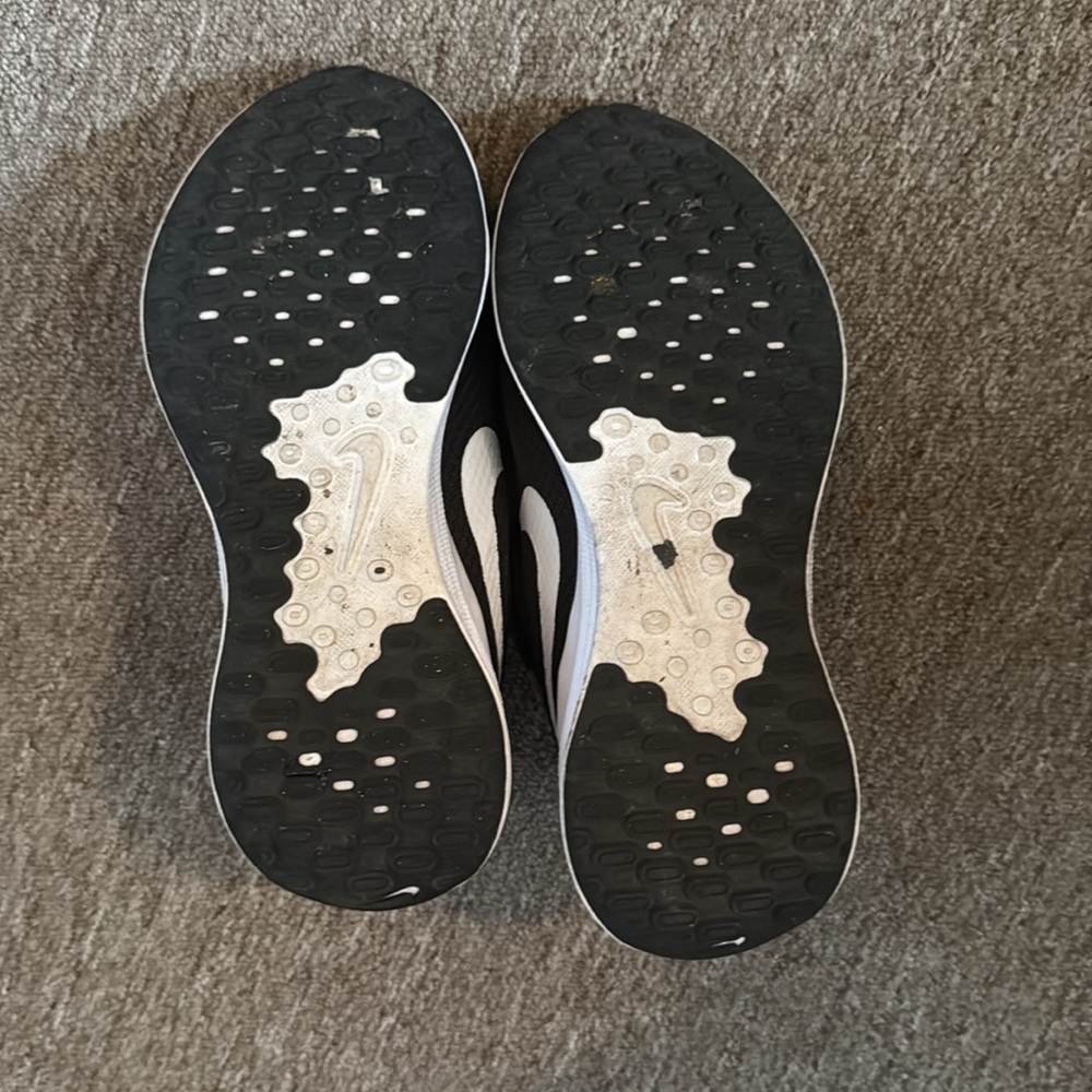 Nike Women’s Black and White Running Shoes Size 8.5 - Picture 5 of 5